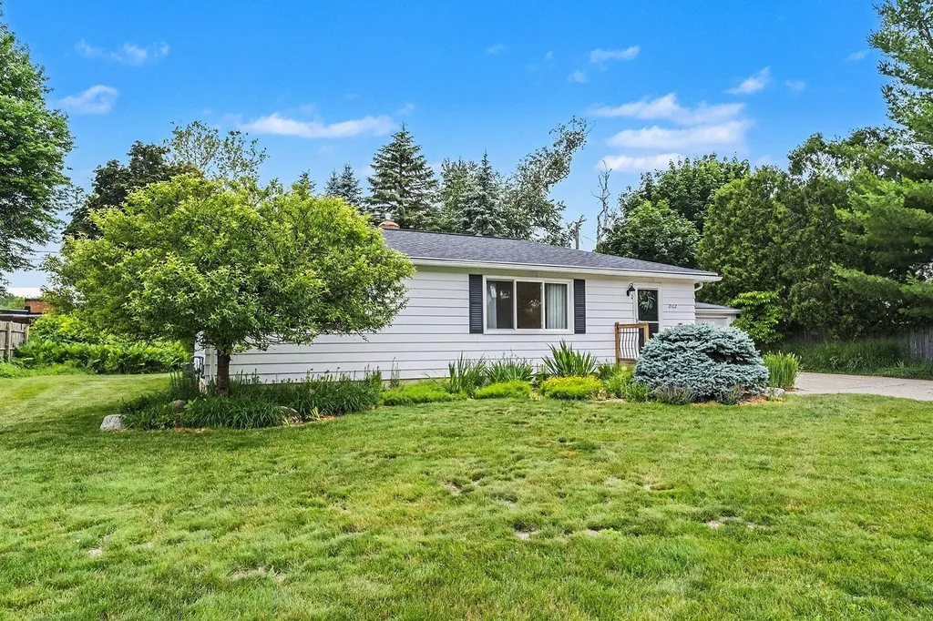 2162 Finsbury Lane NW Grand Rapids City MI 49504