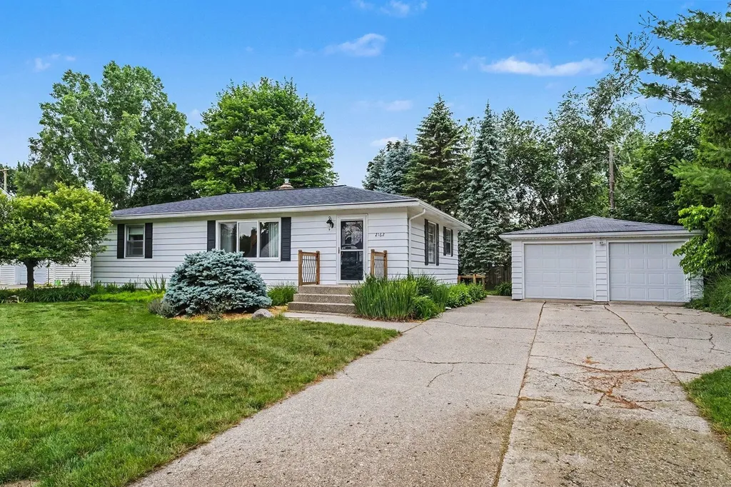 2162 Finsbury Lane NW Grand Rapids City MI 49504