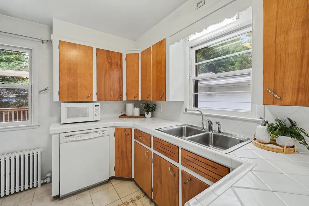 2162 Finsbury Lane NW Grand Rapids City MI 49504