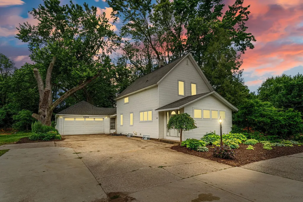 1632 W Lakewood Boulevard Park Township MI 49424