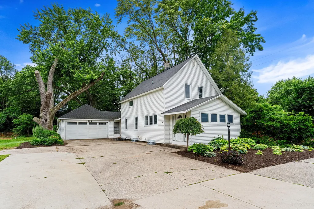 1632 W Lakewood Boulevard Park Township MI 49424