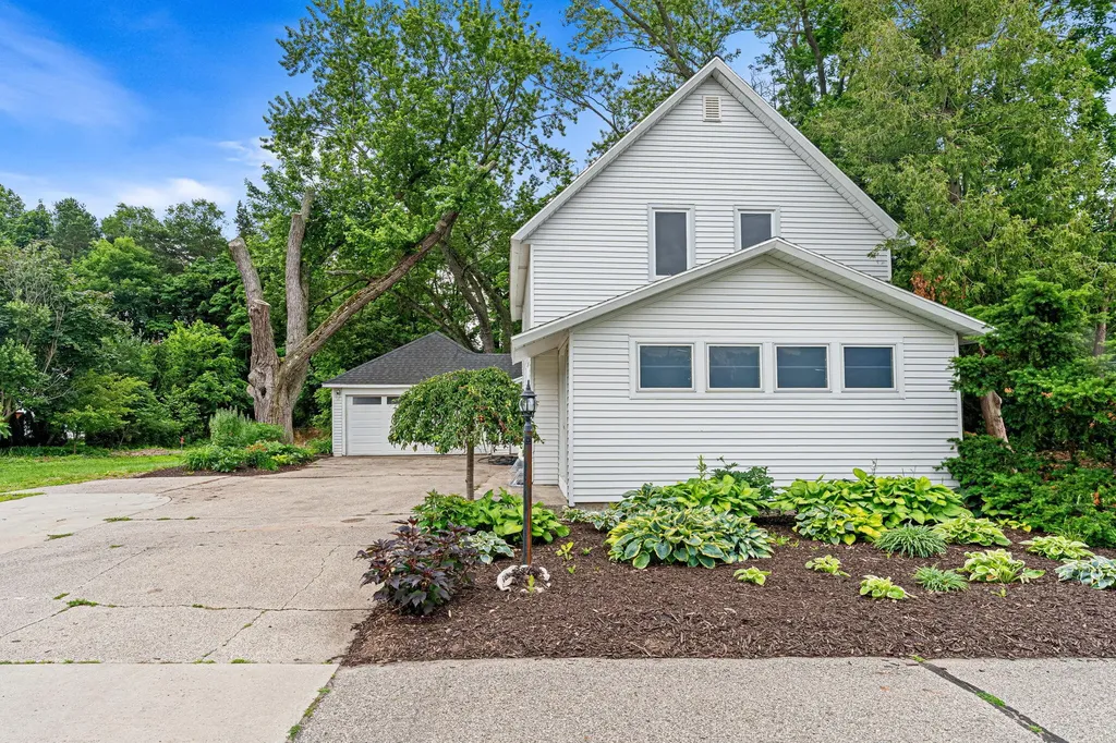 1632 W Lakewood Boulevard Park Township MI 49424