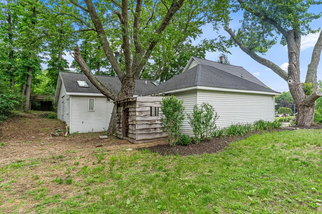 1632 W Lakewood Boulevard Park Township MI 49424