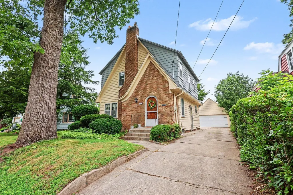 825 Oaklawn Street NE Grand Rapids City MI 49505