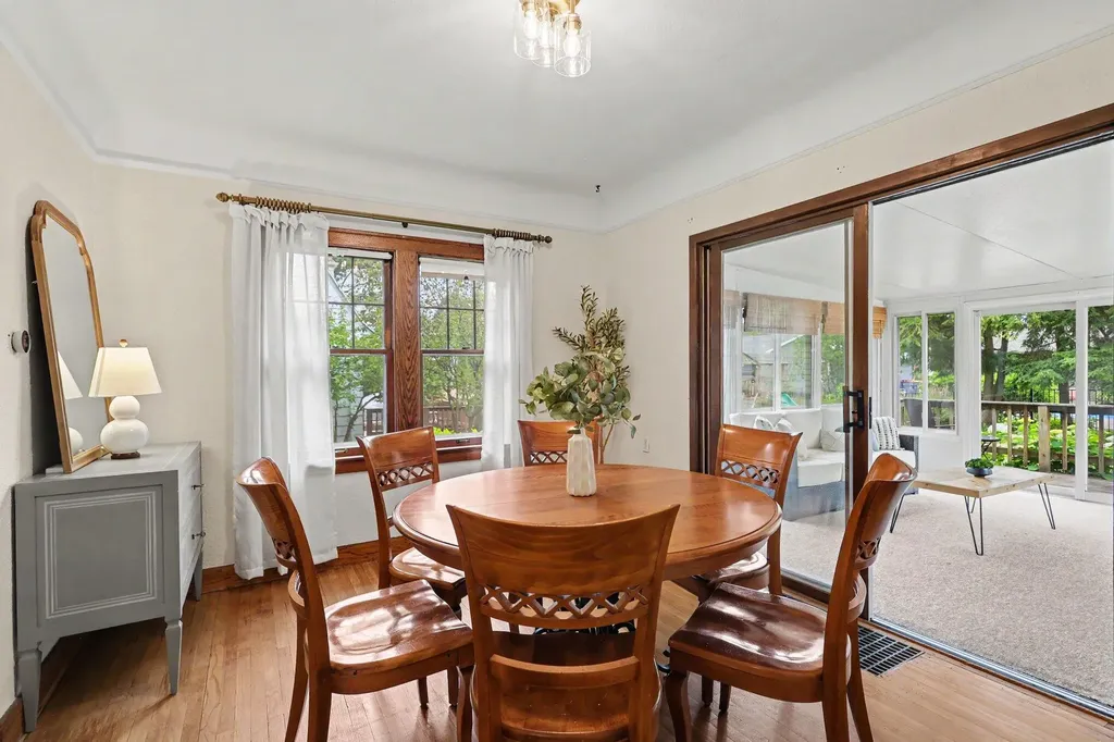 825 Oaklawn Street NE Grand Rapids City MI 49505