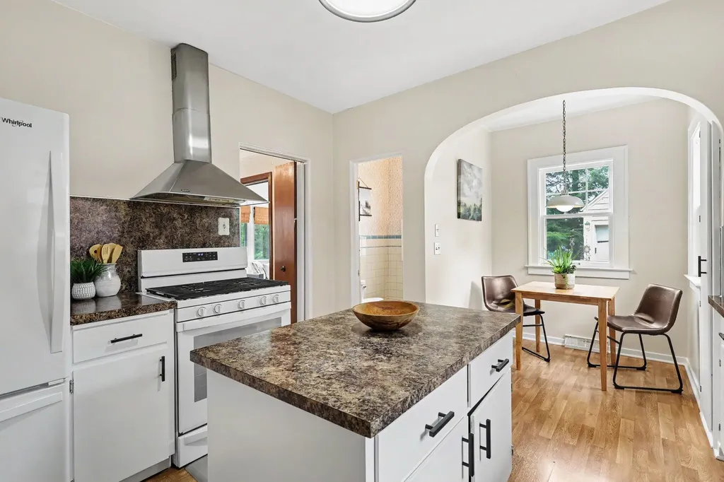 825 Oaklawn Street NE Grand Rapids City MI 49505