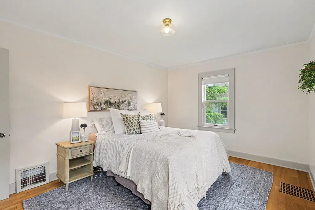 825 Oaklawn Street NE Grand Rapids City MI 49505
