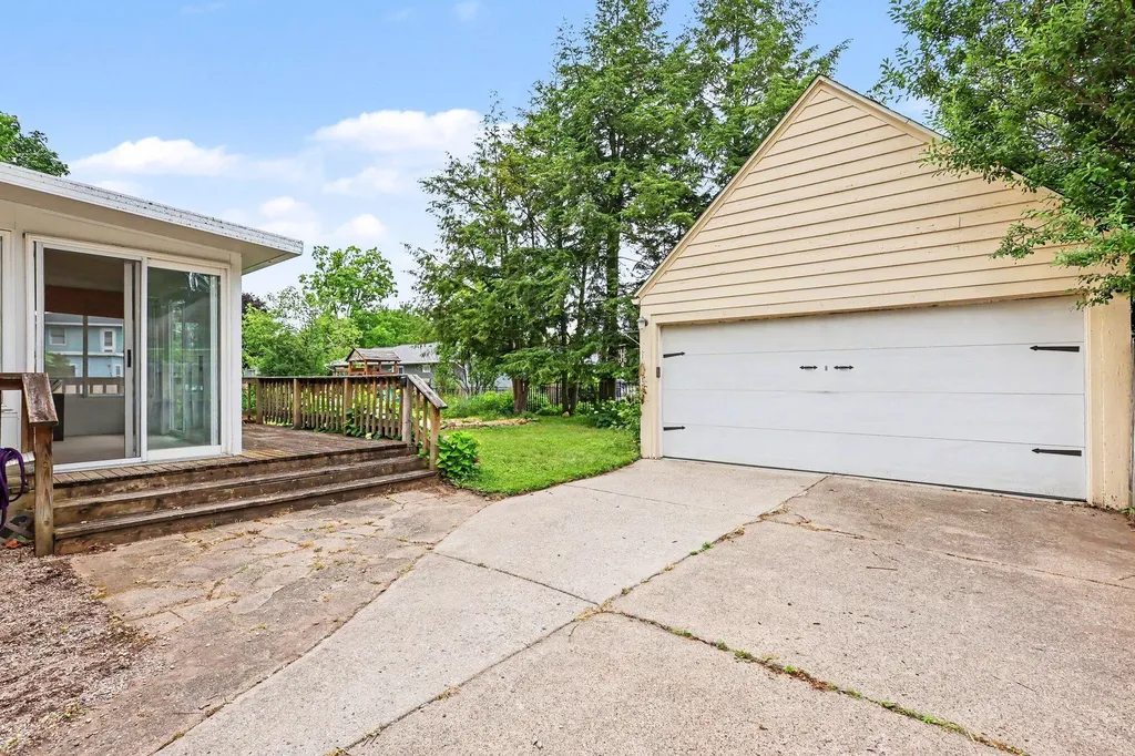 825 Oaklawn Street NE Grand Rapids City MI 49505