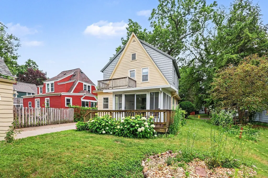 825 Oaklawn Street NE Grand Rapids City MI 49505