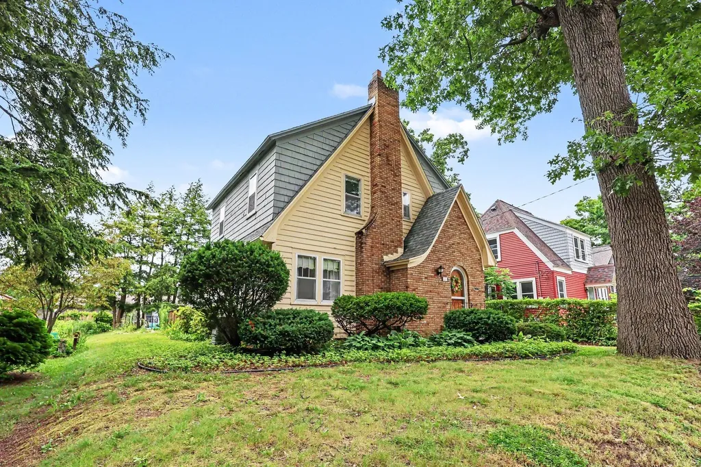 825 Oaklawn Street NE Grand Rapids City MI 49505