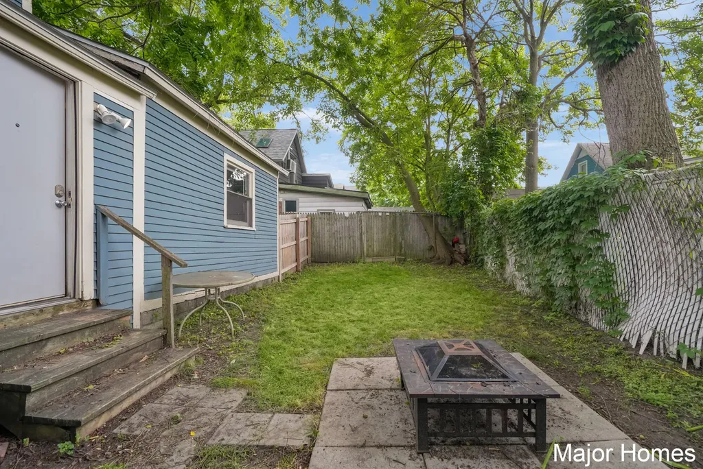 323 Robey Place SE Grand Rapids City MI 49506