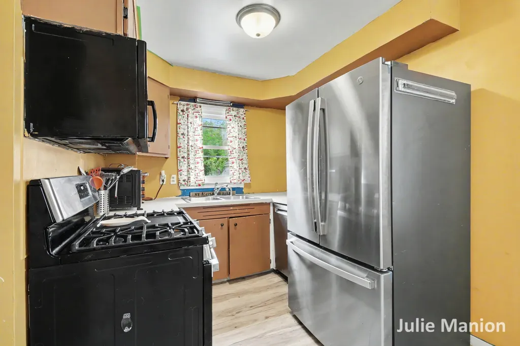 1829 Delwood Avenue SW Wyoming City MI 49509