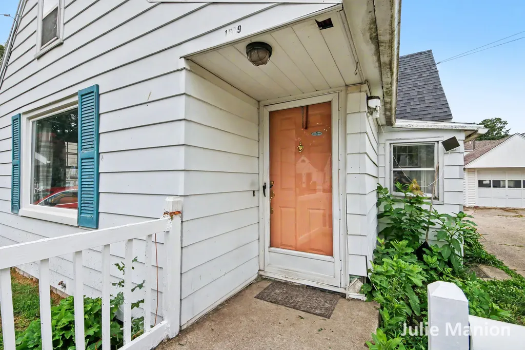 1829 Delwood Avenue SW Wyoming City MI 49509