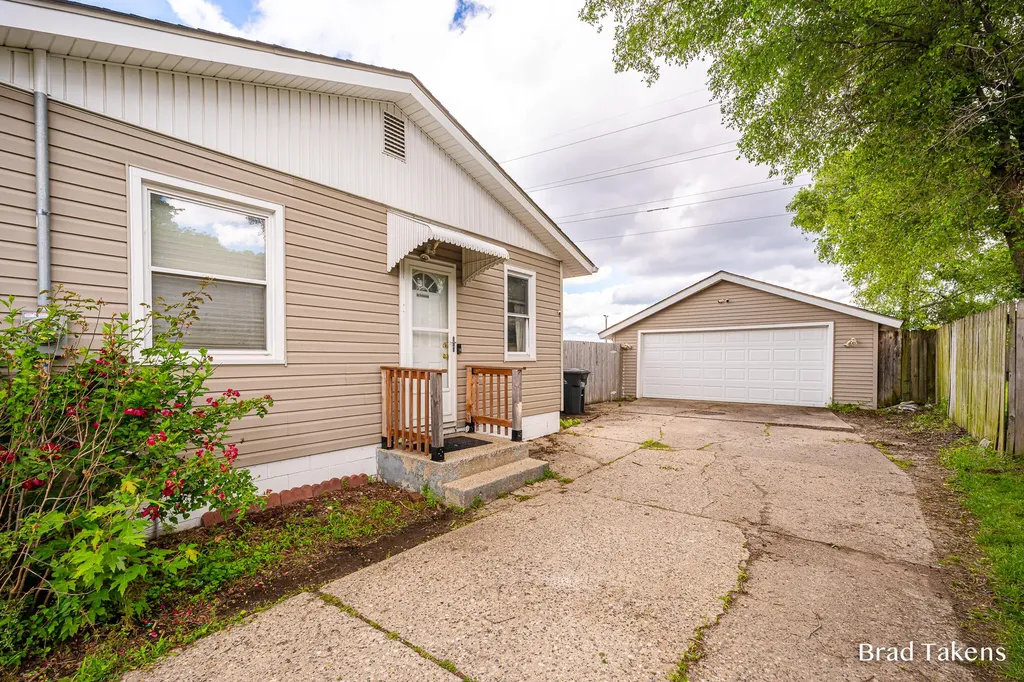 1852 Collingwood Avenue SW Wyoming City MI 49519