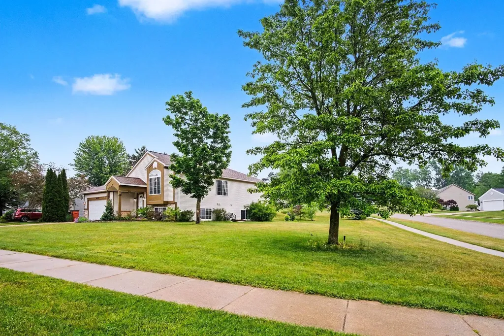 6878 Lake Bluff Drive NE Plainfield Charter Township MI 49321