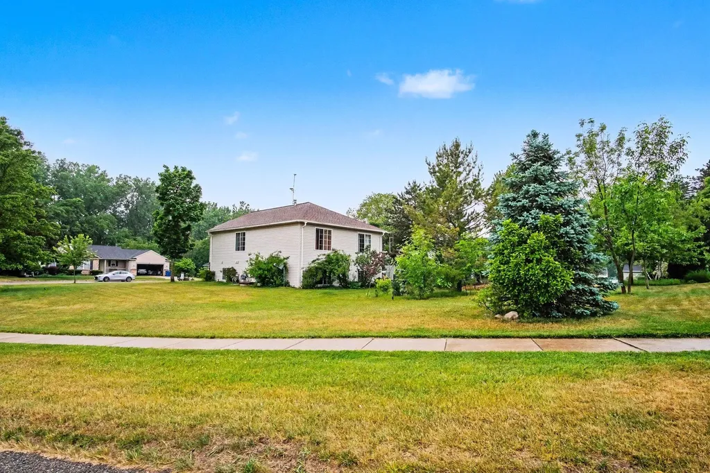 6878 Lake Bluff Drive NE Plainfield Charter Township MI 49321