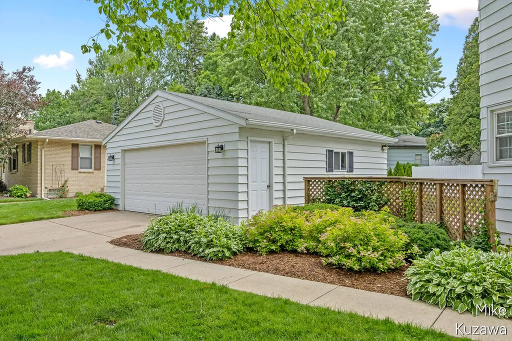 1711 Country Club Drive NE Grand Rapids City MI 49505