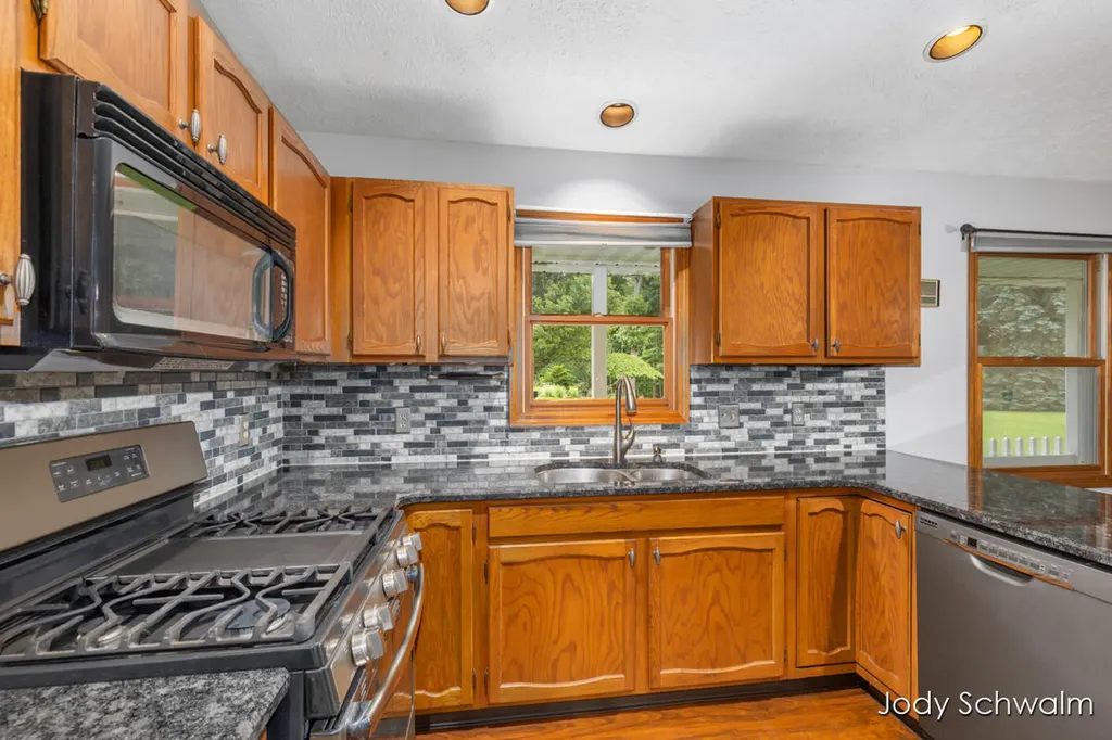 2223 Maguire Avenue NE Grand Rapids Charter Township MI 49525