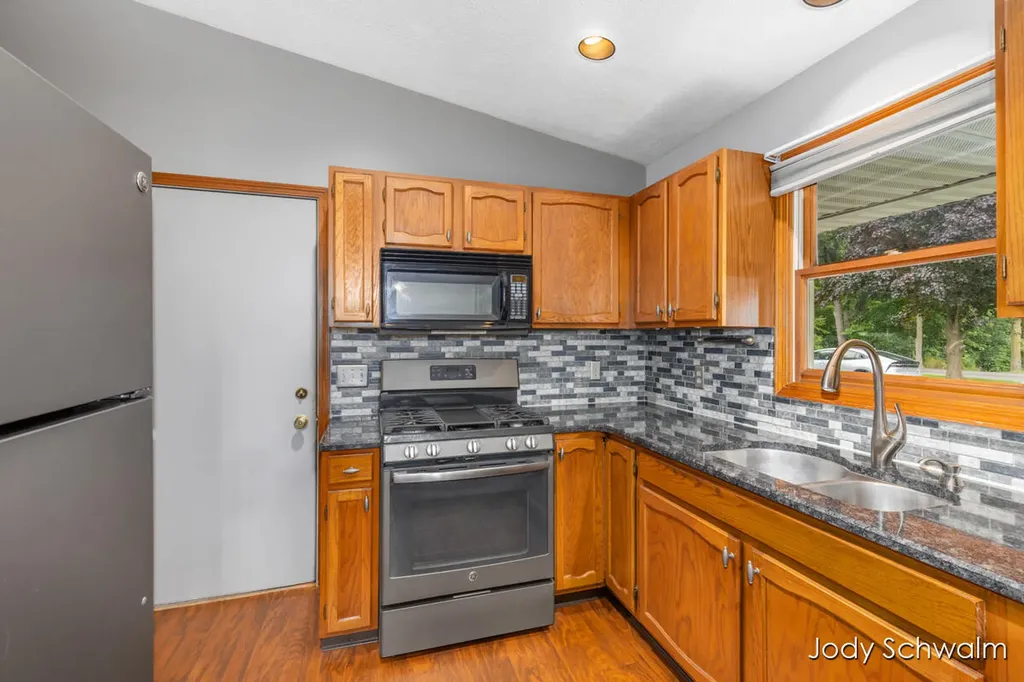 2223 Maguire Avenue NE Grand Rapids Charter Township MI 49525