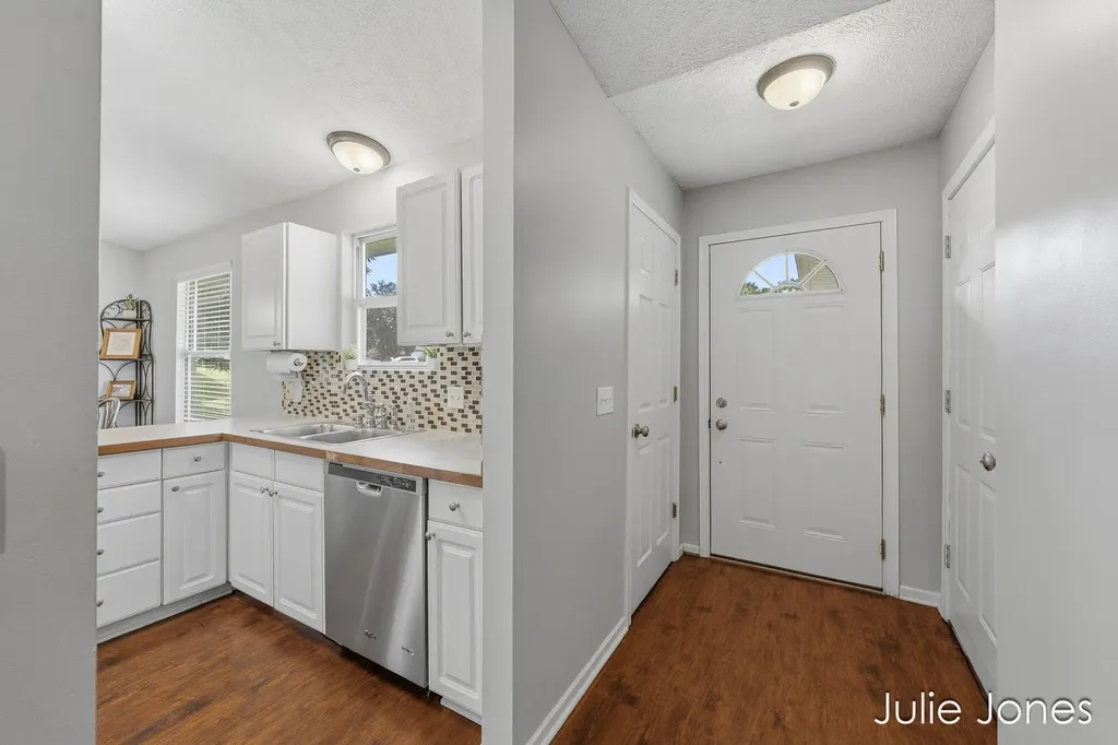 1554 Wakely Street NE Grand Rapids City MI 49505