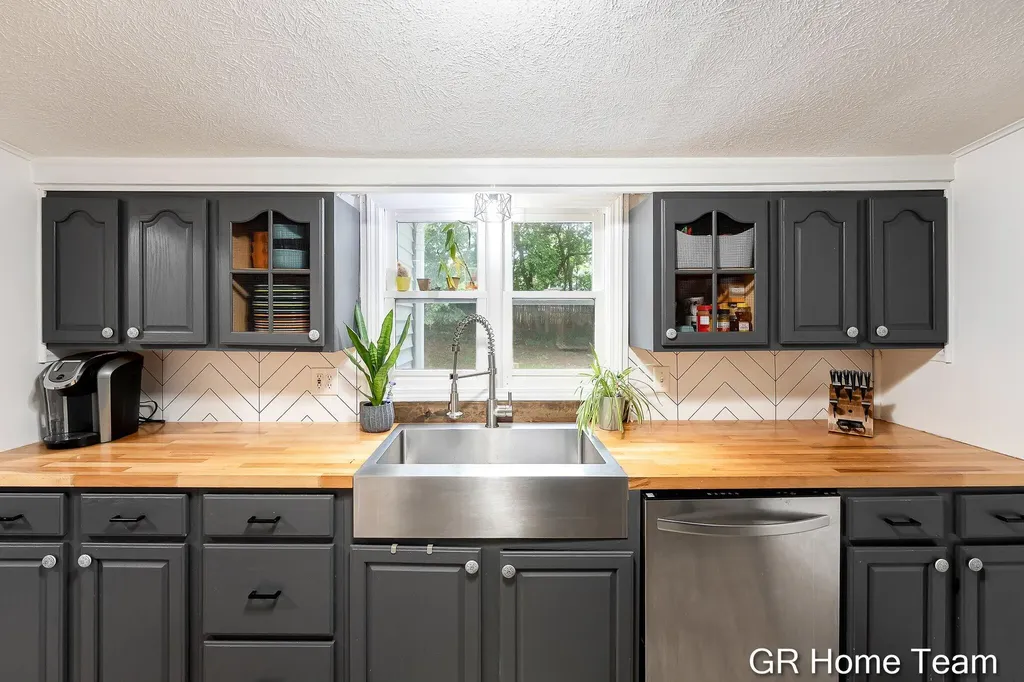 1605 Preston Avenue NW Grand Rapids City MI 49504