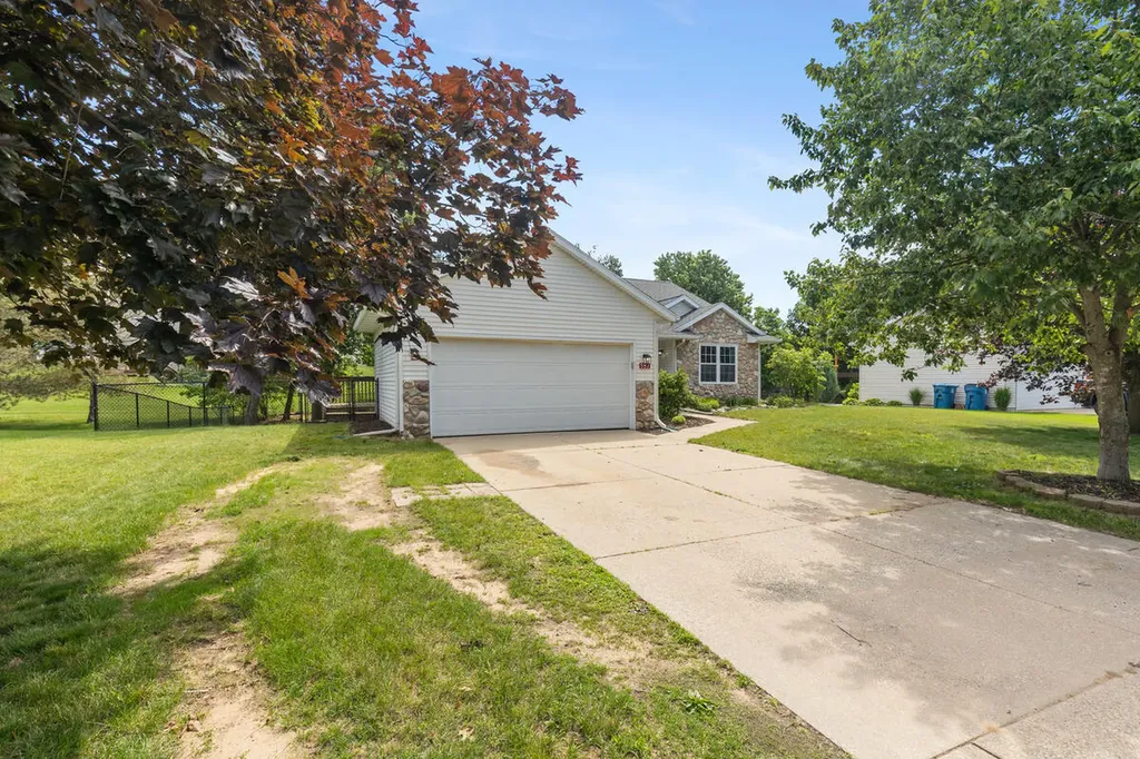 187 Riverwood Drive Middleville Village MI 49333