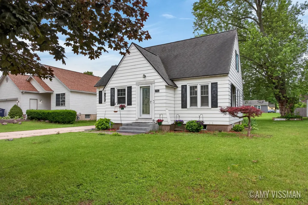 196 E 34th Street Holland City MI 49423