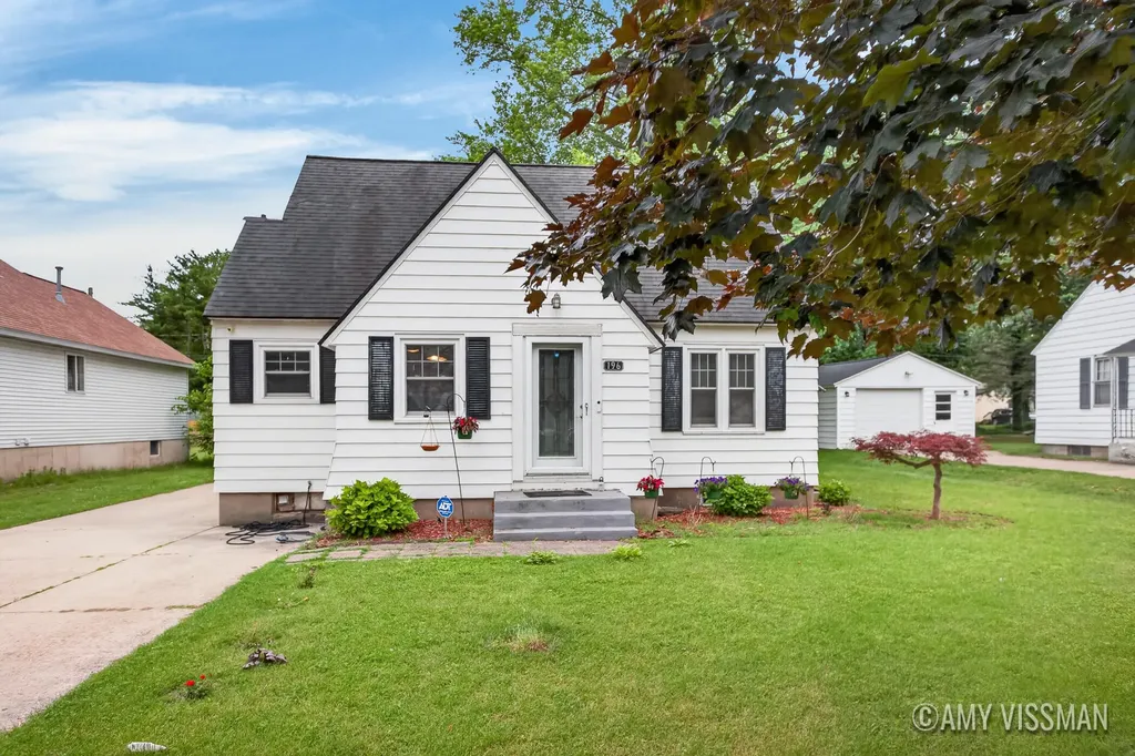 196 E 34th Street Holland City MI 49423
