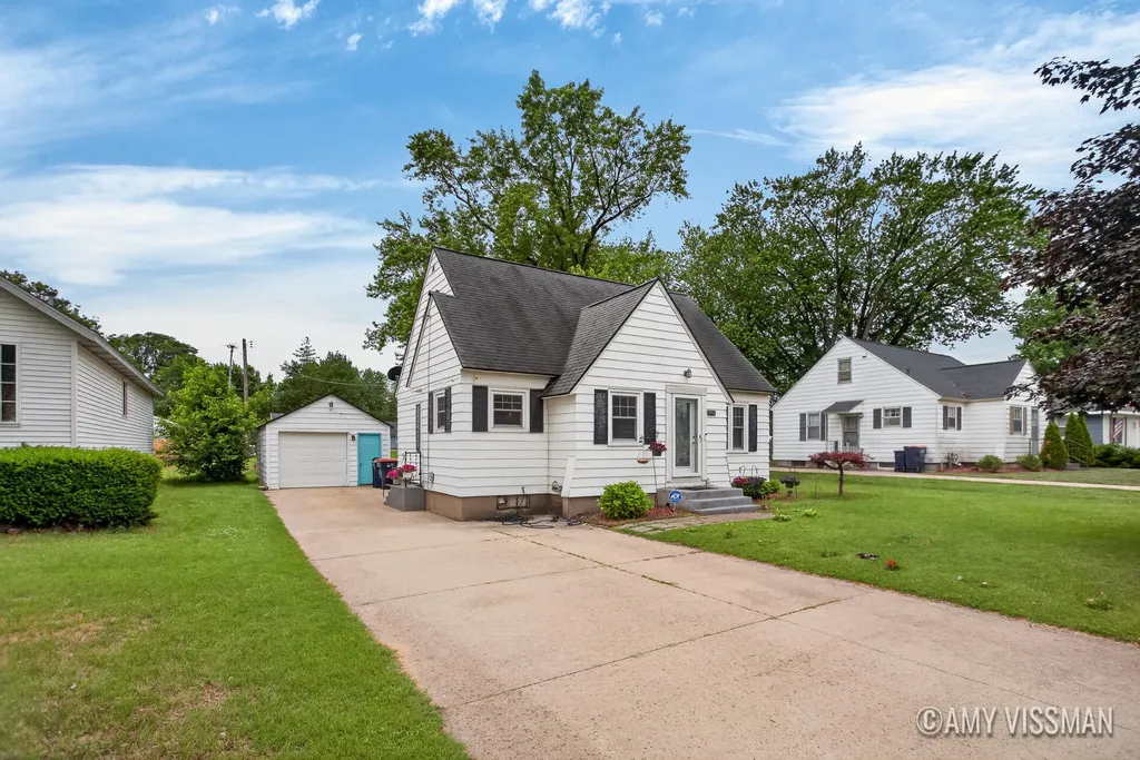196 E 34th Street Holland City MI 49423