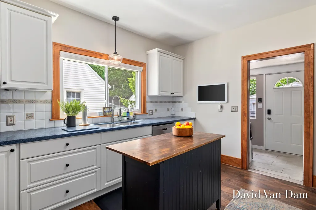 2433 Wyoming Avenue SW Wyoming City MI 49519