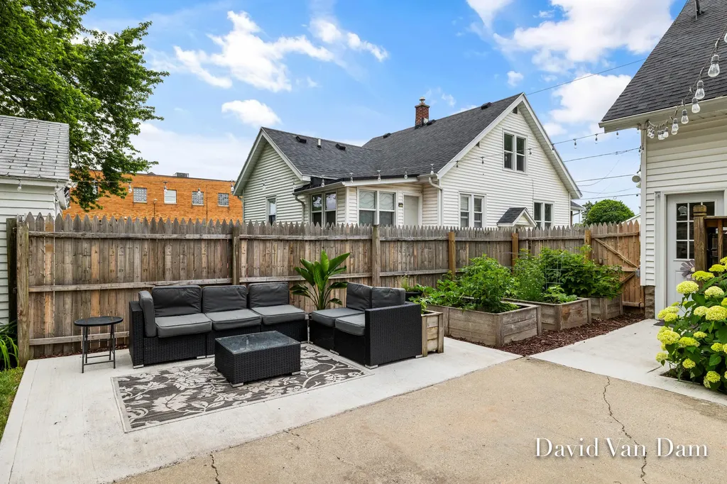 2433 Wyoming Avenue SW Wyoming City MI 49519