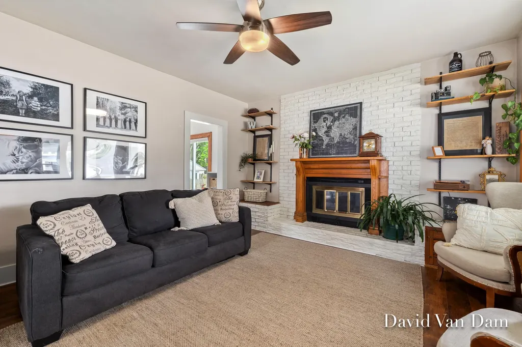 2433 Wyoming Avenue SW Wyoming City MI 49519