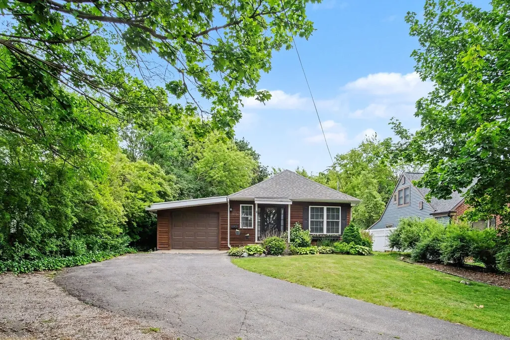 1100 Breton Road SE East Grand Rapids City MI 49506