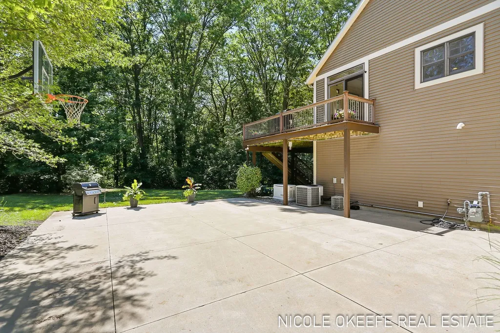 566 Stonehenge Drive SW Georgetown Charter Township MI 49418
