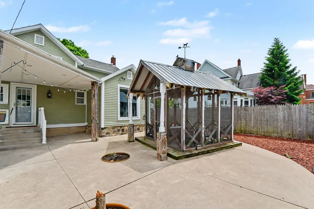 311 S Bridge Street Belding City MI 48809