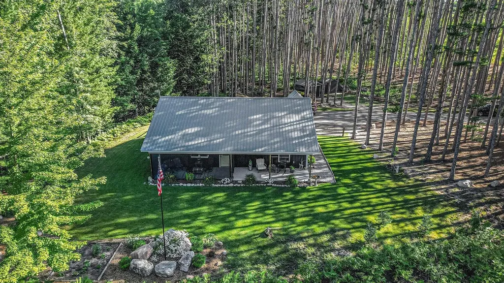 22032 Pine Valley Drive Burdell Township MI 49688