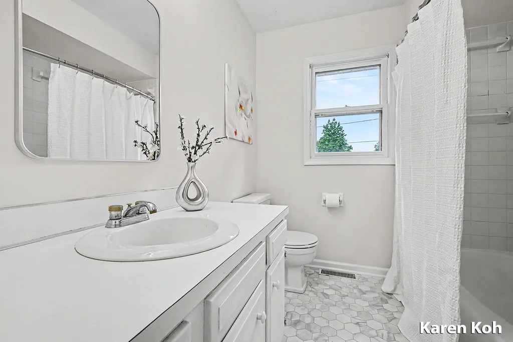 1827 Rowland Avenue SE Kentwood City MI 49546