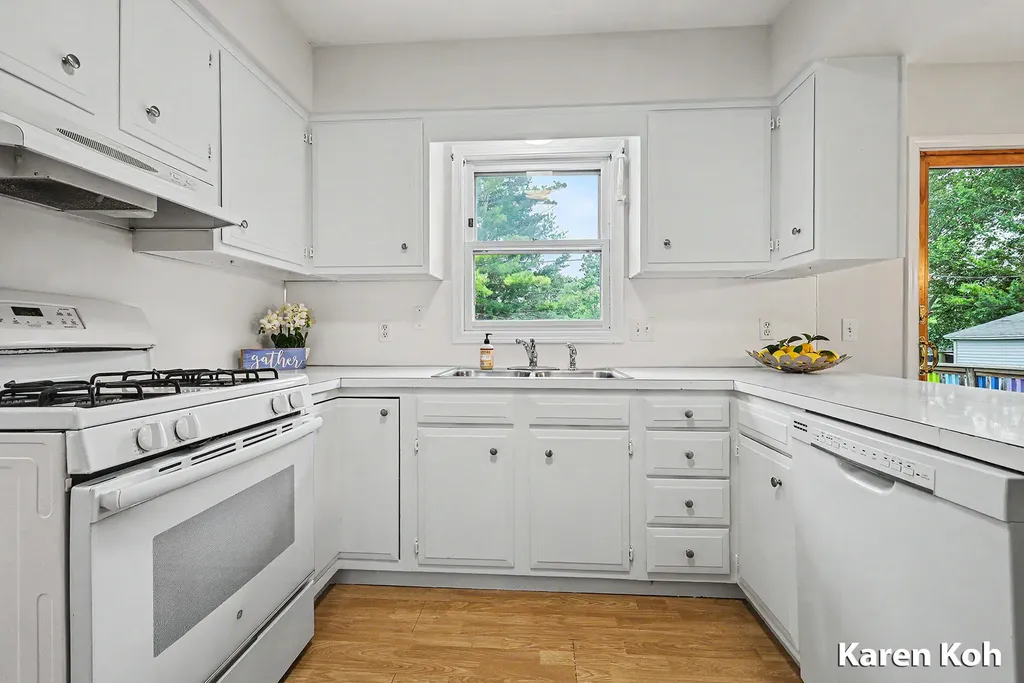1827 Rowland Avenue SE Kentwood City MI 49546