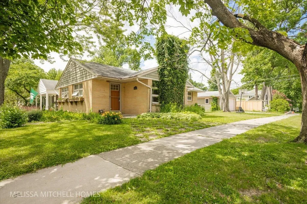 2631 Richards Drive SE East Grand Rapids City MI 49506