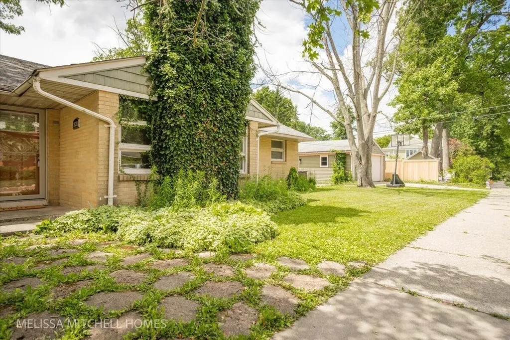 2631 Richards Drive SE East Grand Rapids City MI 49506