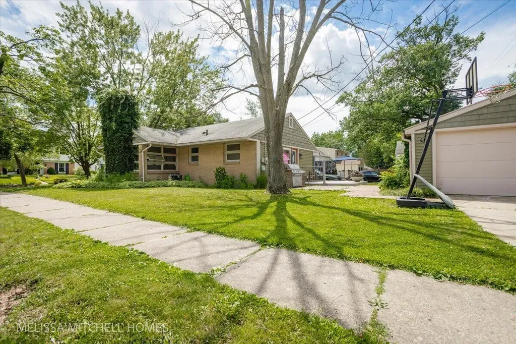 2631 Richards Drive SE East Grand Rapids City MI 49506