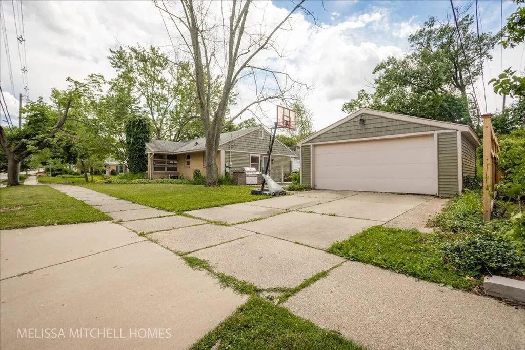 2631 Richards Drive SE East Grand Rapids City MI 49506