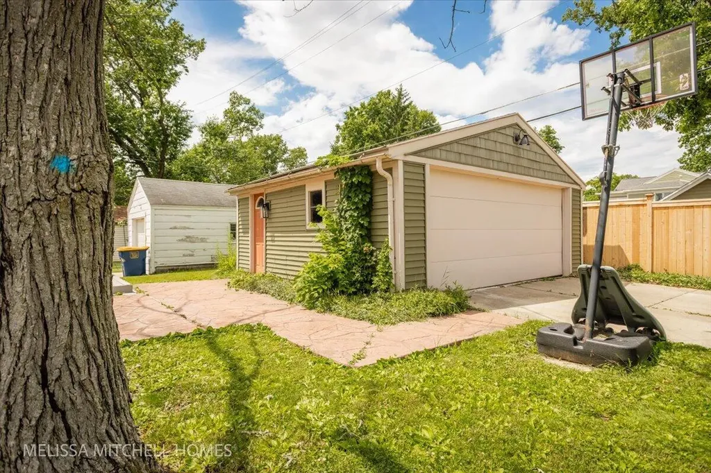 2631 Richards Drive SE East Grand Rapids City MI 49506