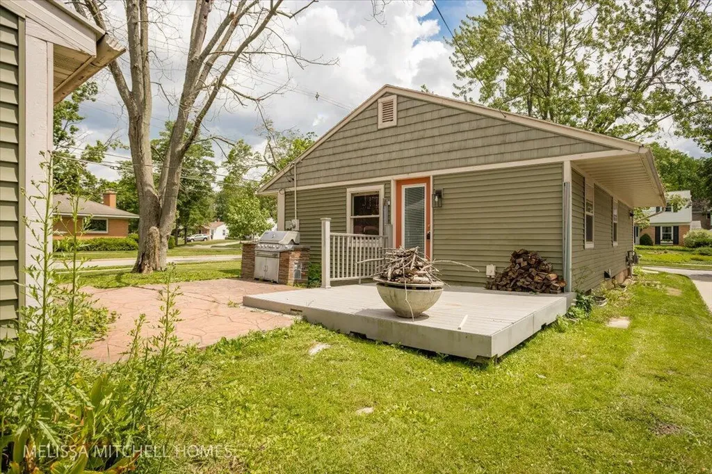 2631 Richards Drive SE East Grand Rapids City MI 49506