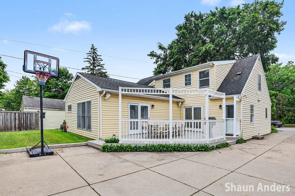 2627 Hall Street SE East Grand Rapids City MI 49506