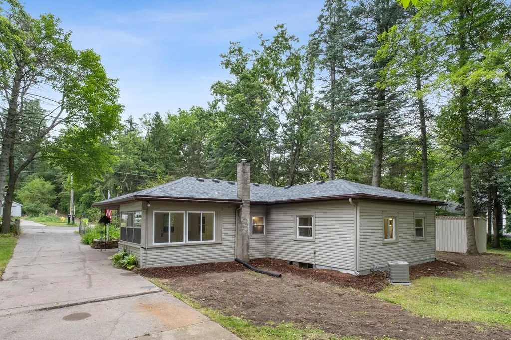 1030 Harding Street NW Walker City MI 49544