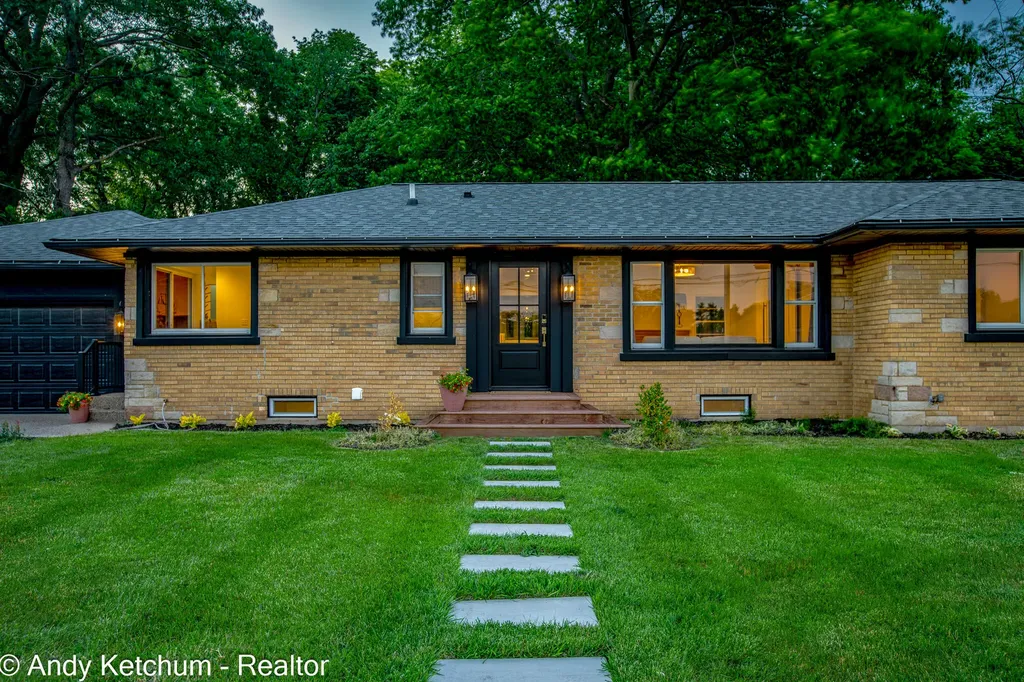 315 W 40th Street Holland City MI 49423