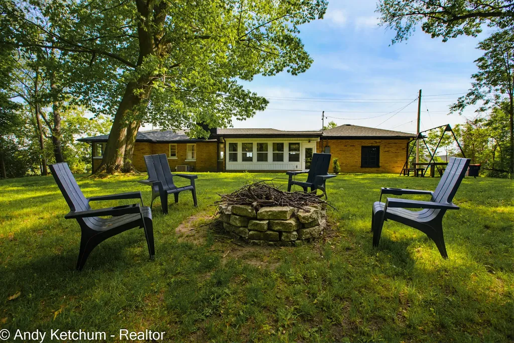 315 W 40th Street Holland City MI 49423