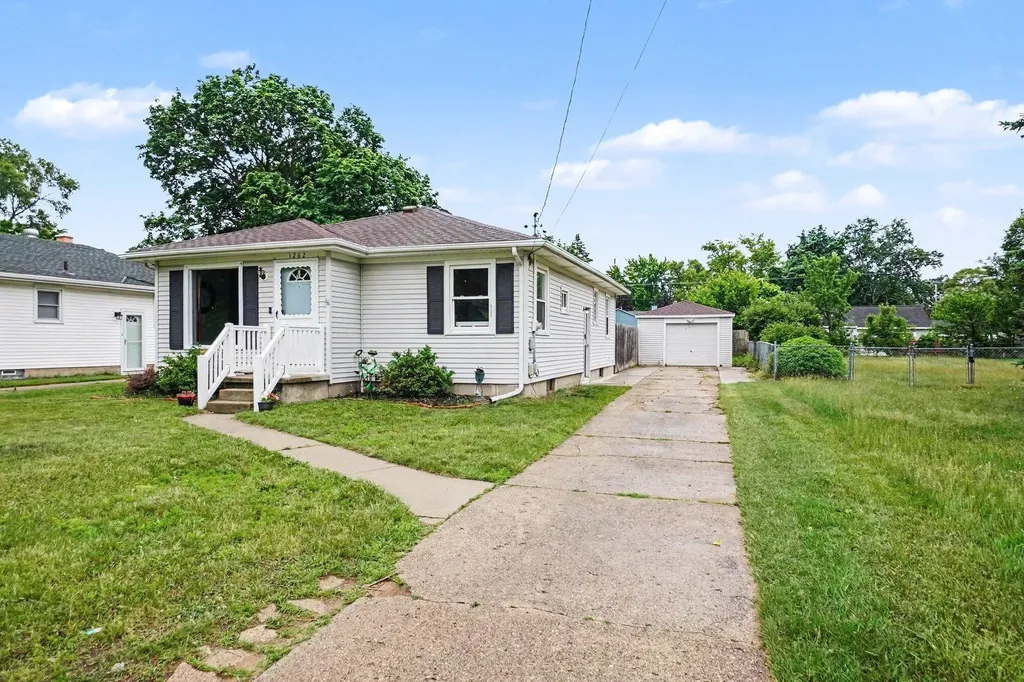 1262 NE Beechwood Street NE Grand Rapids City MI 49505
