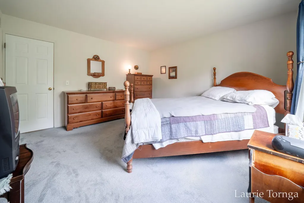 2670 Grand River Drive NE Ada Township MI 49525
